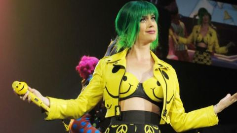 Katy y Rob no dejaban de intercambiar gestos de cariño y no dudaron en besarse apasionadamente.