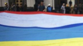 Una niña refugiada juega con una bandera ucraniana. Más de 10,000 personas han abandonado sus hogares desde el comienzo de la crisis ucraniana.