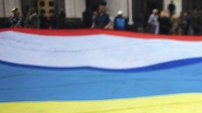 Una niña refugiada juega con una bandera ucraniana. Más de 10,000 personas han abandonado sus hogares desde el comienzo de la crisis ucraniana.
