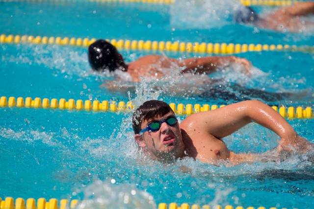 Jóvenes buscan terminar su competencia de natación en los Olímpicos Especiales del sur de California.