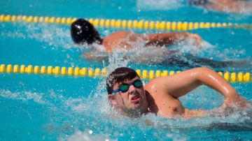 Jóvenes buscan terminar su competencia de natación en los Olímpicos Especiales del sur de California.