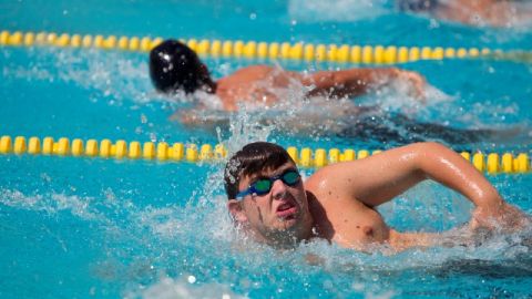 Jóvenes buscan terminar su competencia de natación en los Olímpicos Especiales del sur de California.