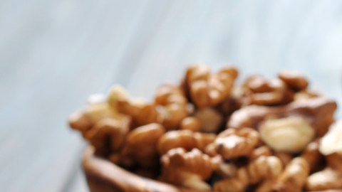 Los frutos secos como las almendras o las nueces están repletas de nutrientes y son muy buenas para el corazón y para disminuir el colesterol.