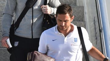 Wayne Rooney (izq.) y  Frank Lampard descienden del avión en Sao Paulo.