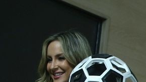 La brasileña Claudia Leitte; el presidente del grupo cultural brasileño Olodum, João Jorge Rodrigues; el rapero Pitbull y la directora artística Daphné Cornez posan en una rueda de prensa en el estadio Arena Corinthians, sede de apertura del Mundial de Fútbol Brasil 2014.