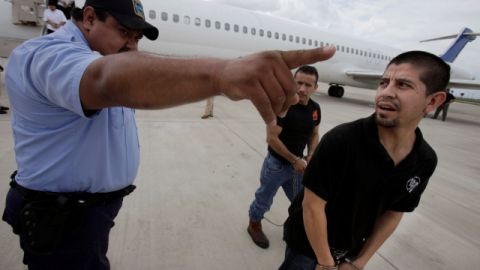Los migrantes son sometidos a maltrato físico en las prisiones.