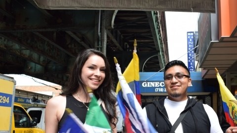 Nacy, Edison y Bryan Macancela compran banderas en la avenida Roosevelt.