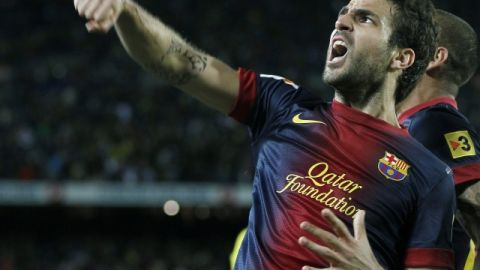El volante Cesc Fábregas fue traspasado ayer al Chelsea, donde se encontrará con el técnico Jose Mourinho.