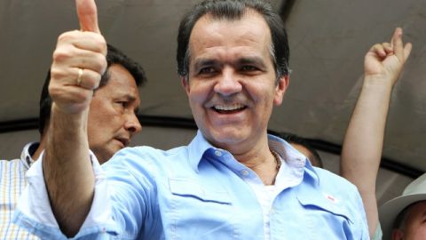El candidato a la Presidencia de Colombia por el partido Centro Democrático, Oscar Iván Zuluaga, durante una jornada de campaña electoral en Villeta./