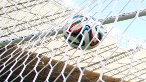 Teófilo Gutiérrez celebra el segundo tanto de  Colombia, luego de superar en la propia línea de meta al arquero griego Orestis Karnezis.