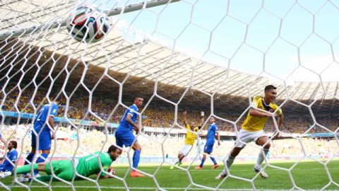 Teófilo Gutiérrez celebra el segundo tanto de  Colombia, luego de superar en la propia línea de meta al arquero griego Orestis Karnezis.