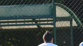 Lionel Messi muestra  su habilidad con el balón durante una sesión de calentamiento en la sede de Cidade do Galo, en  Vespasiano, Brasil.