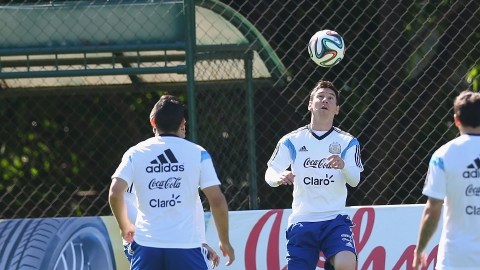 Lionel Messi muestra  su habilidad con el balón durante una sesión de calentamiento en la sede de Cidade do Galo, en  Vespasiano, Brasil.