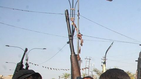 Chiítas iraquíes armados participan en una manifestación en el distrito Shuala de Bagdad