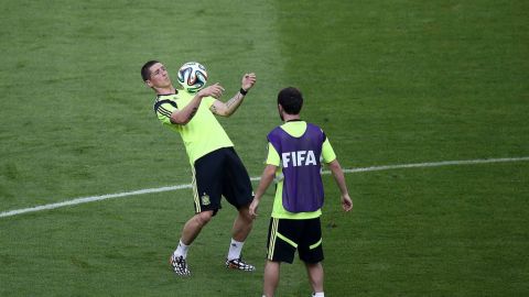 El jugador de la selección de España Fernando Torres (i) participa en un entrenamiento del equipo en el estadio Maracaná en Río de Janeiro.