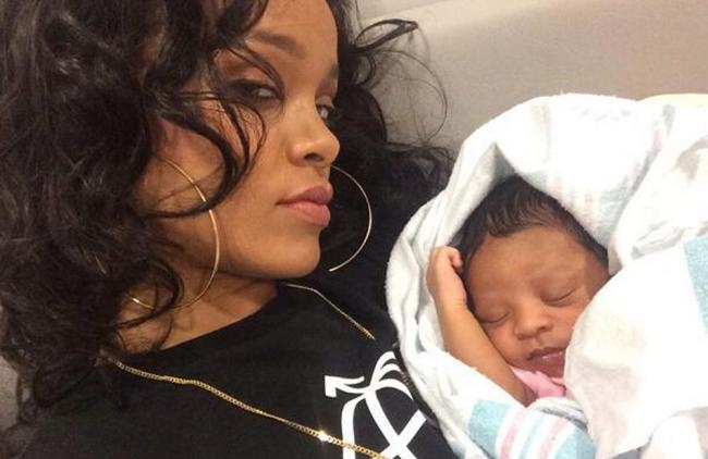 Rihanna está pasando mucho tiempo con la recién nacida.