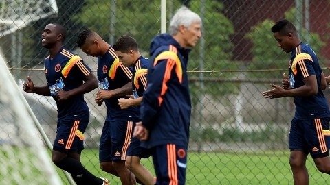 El técnico José Pékerman (c) supervisa un entrenamiento de la selección de Colombia, de muy buena presentación en su debut mundialista ante Grecia.
