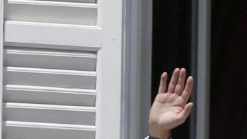 Los Reyes de España, Don Felipe VI y Doña Letizia, acompañados sus hijas la princesa Leonor y la infanta Sofía, salen al balcón del Palacio Real para saludar al pueblo español.