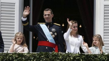 Los Reyes de España, Don Felipe VI y Doña Letizia, acompañados sus hijas la princesa Leonor y la infanta Sofía, salen al balcón del Palacio Real para saludar al pueblo español.