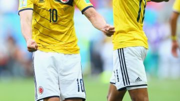 James Rodríguez (izq.) festeja con Juan Guillermo Cuadrado luego de marcar el primer tanto de Colombia en la victoria por 2-1 sobre Costa de Marfil.