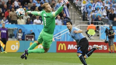 Luis Suárez  supera, con remate de cabeza, al portero inglés Joe Hart, para el primer gol de Uruguay.