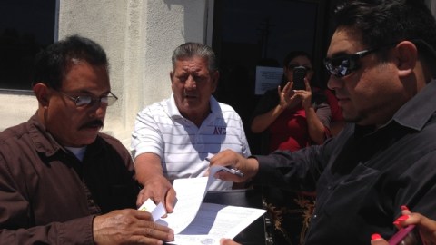 Un recaudador de firmas puede cobrar $5 dólares por nombre válido, según la iniciativa.