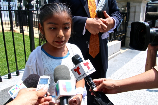 Jersey Vargas habla con medios de prensa durante su visita a Washington, D.C.