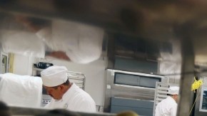 Trabajadores latinos en una cocina en uno de los restaurantes en Disneylandia