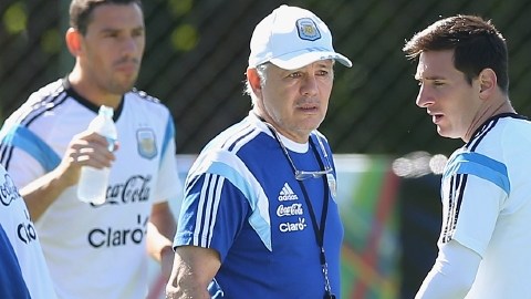 Alejandro Sabella (centro) junto a Maxi Rodríguez y Leo Messi,  durante un entrenamiento de la seleccion argentina.