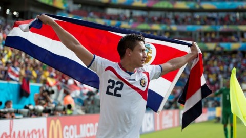 José Miguel Cubero desplega la bandera de Costa Rica para celebrar el triunfo ante Italia, ayer, en la Arena Pernambuco.