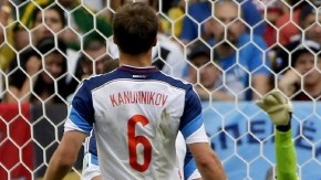 El arquero ruso Igor Akinfeev (centro) no puede impedir el gol del belga Divock Origi.