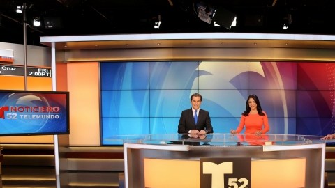 Los presentadores del Noticiero del canal 52, de izq. a der., Julio Vaquero, Dunia Elvir y Estefanía Iglesias en los nuevos estudios./