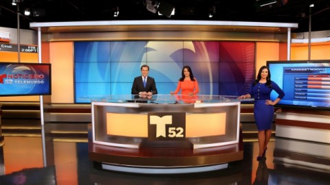 Los presentadores del Noticiero del canal 52, de izq. a der., Julio Vaquero, Dunia Elvir y Estefanía Iglesias en los nuevos estudios./