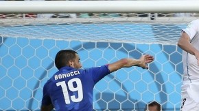 El capitán Diego Godín (3) se eleva para convertir el gol del triunfo charrúa sobre Italia por 1-0.