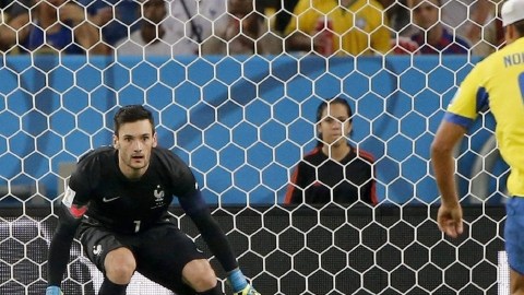 Cristian Noboa (der.) desperdició la más clara opción de gol que tuvo Ecuador.