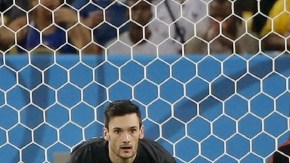 Cristian Noboa (der.) desperdició la más clara opción de gol que tuvo Ecuador.