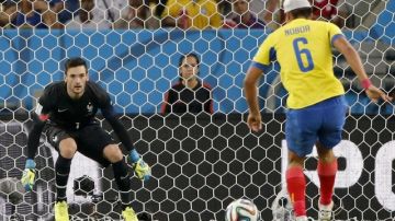 Cristian Noboa (der.) desperdició la más clara opción de gol que tuvo Ecuador.