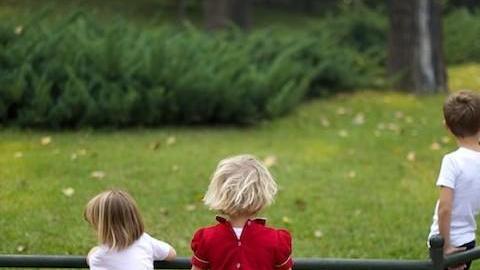 Estar al aire libre les permite a tus hijos socializar.