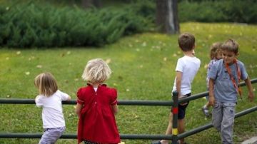 Estar al aire libre les permite a tus hijos socializar.