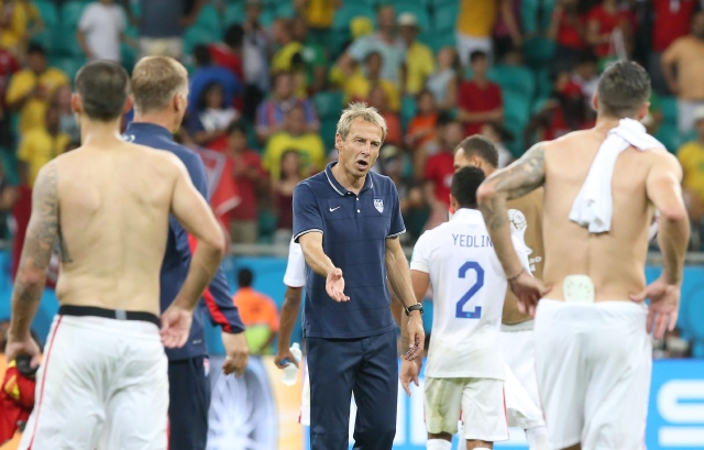 Jürgen Klinsmann (centro) conversa con sus jugadores luego de ser eliminados de la Copa del Mundo  Brasil 2014, en tiempo extra, por la selección de Bélgica.