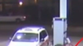 En lo que parece ser una acción deliberada, la conductora pasó por encima de los dos hombres y luego se dio a la fuga.