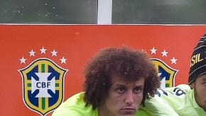 Luiz Felipe Scolari da instrucciones a sus tres estrellas: David Luiz, Neymar y Thiago Silva.