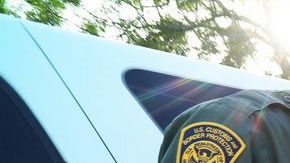 Un oficial de CBP verifica el certificado de nacimiento de Alejandro.