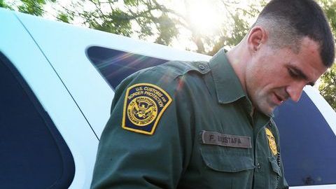 Un oficial de CBP verifica el certificado de nacimiento de Alejandro.