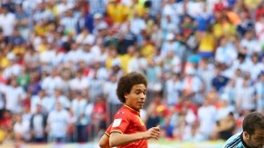 Gonzalo Higuaín (centro) anota el único gol en el partido entre Argentina y Bélgica que clasificó a la albiceleste.