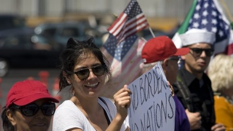 Choque reciente de manifestantes pro y antiinmigrantes.