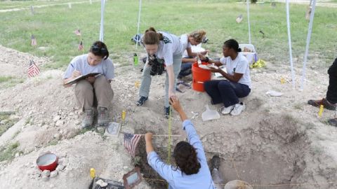La antropóloga forense Lori Baker recabando restos de inmigrantes en una tumba en Texas.