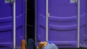 Niños migrantes duermen sobre unas colchonetas hoy, miércoles 18 de junio 2014, en el centro de procesamiento de Nogales, Arizona. La Patrulla Fronteriza de Nogales ha autorizado hoy a los medios de comunicación a que realicen una visita al almacén donde han sido alojados.