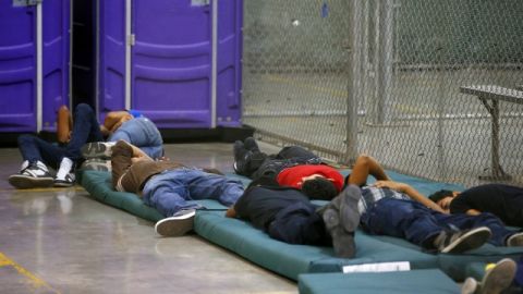 Niños migrantes duermen sobre unas colchonetas hoy, miércoles 18 de junio 2014, en el centro de procesamiento de Nogales, Arizona. La Patrulla Fronteriza de Nogales ha autorizado hoy a los medios de comunicación a que realicen una visita al almacén donde han sido alojados.