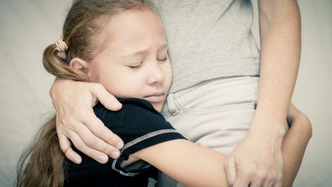 Los niños con ansiedad de separación tienen miedo de que algo les ocurra e a sus padres mientras están lejos.